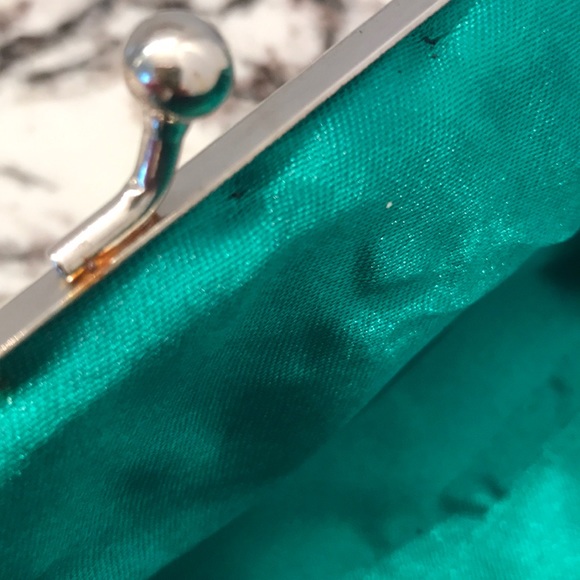 NWOT Beautiful beaded clutch - Picture 4 of 6